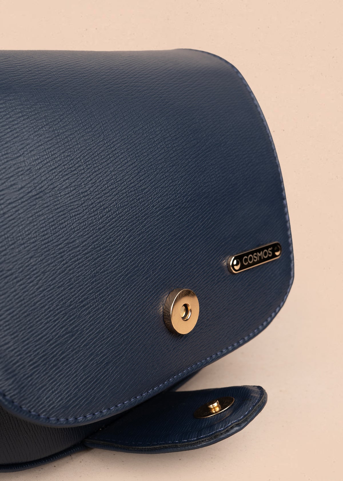 Bolso manos libres color azul con acabado texturizado 106962