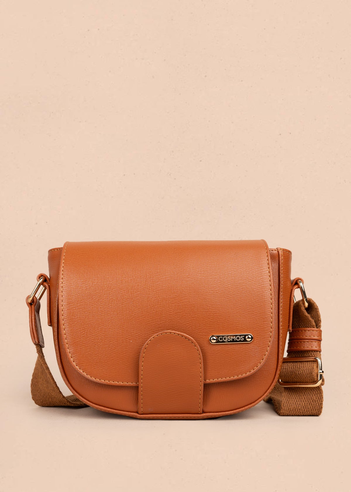 Bolso manos libres color miel con acabado texturizado 106962