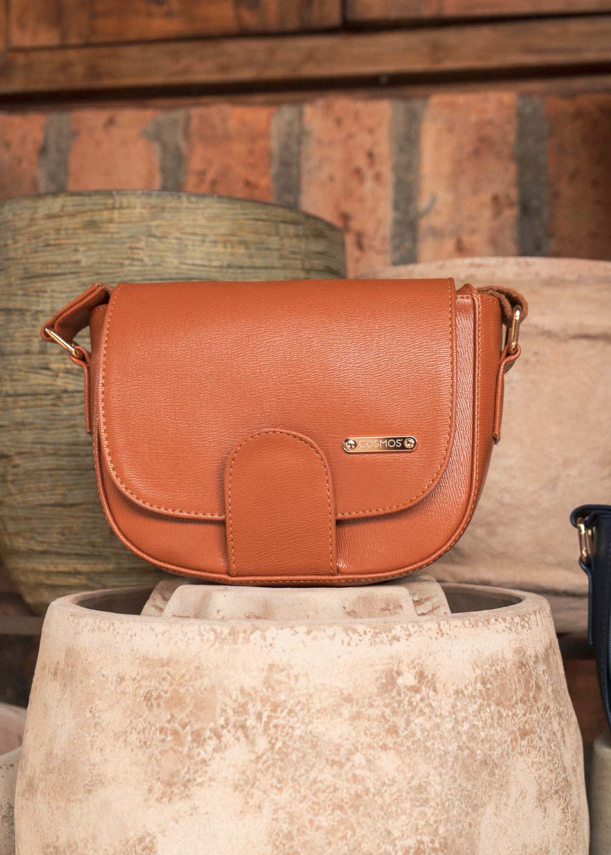 Bolso manos libres color miel con acabado texturizado 106962