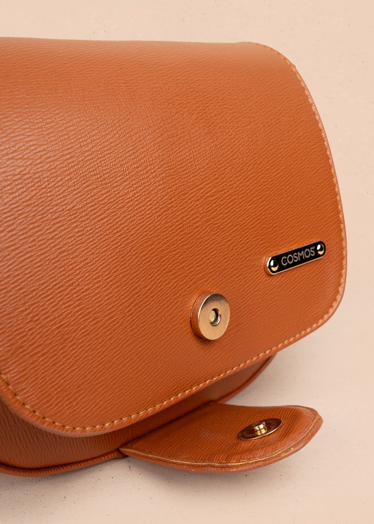 Bolso manos libres color miel con acabado texturizado 106962