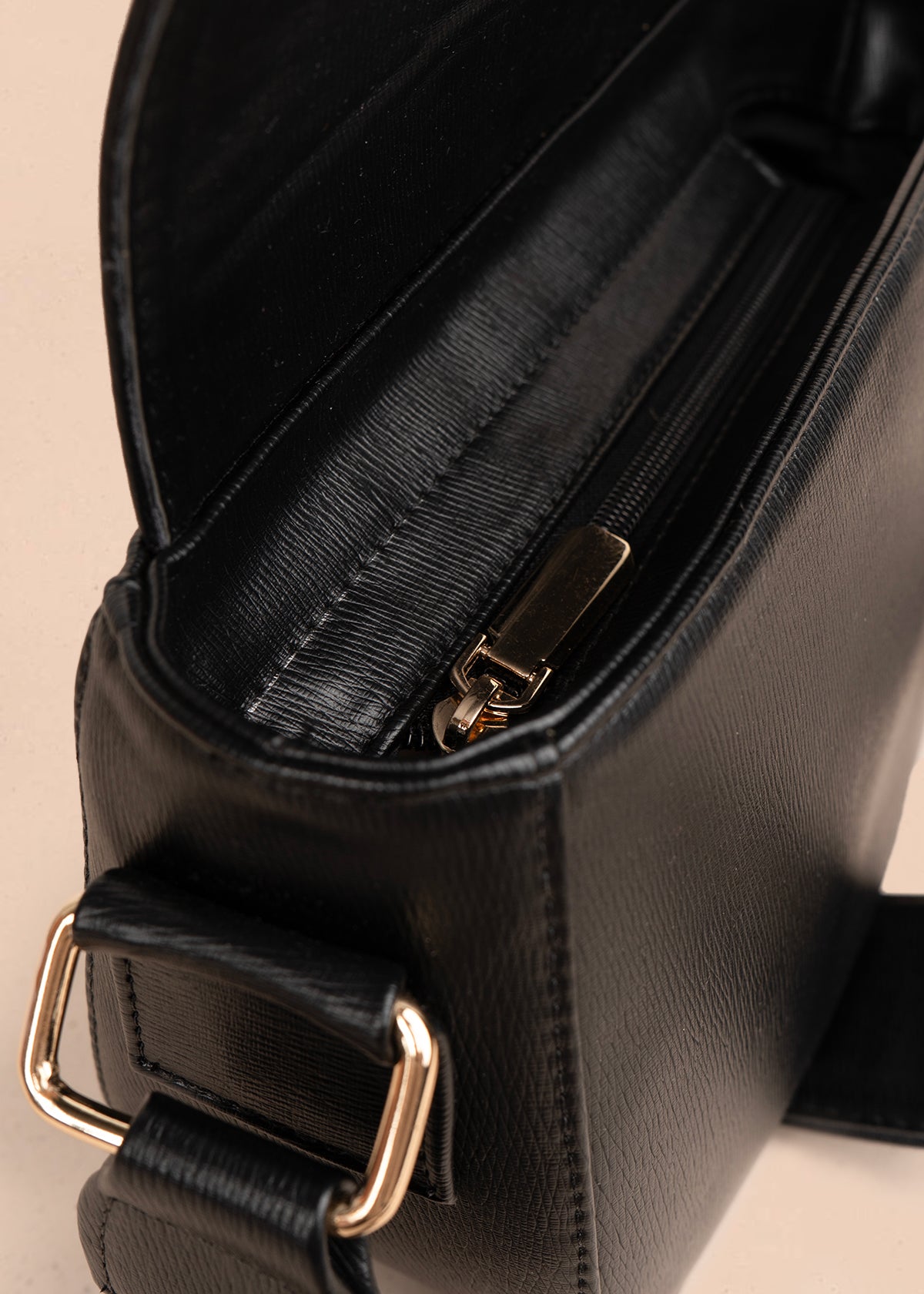 Bolso manos libres color negro con acabado texturizado 106962