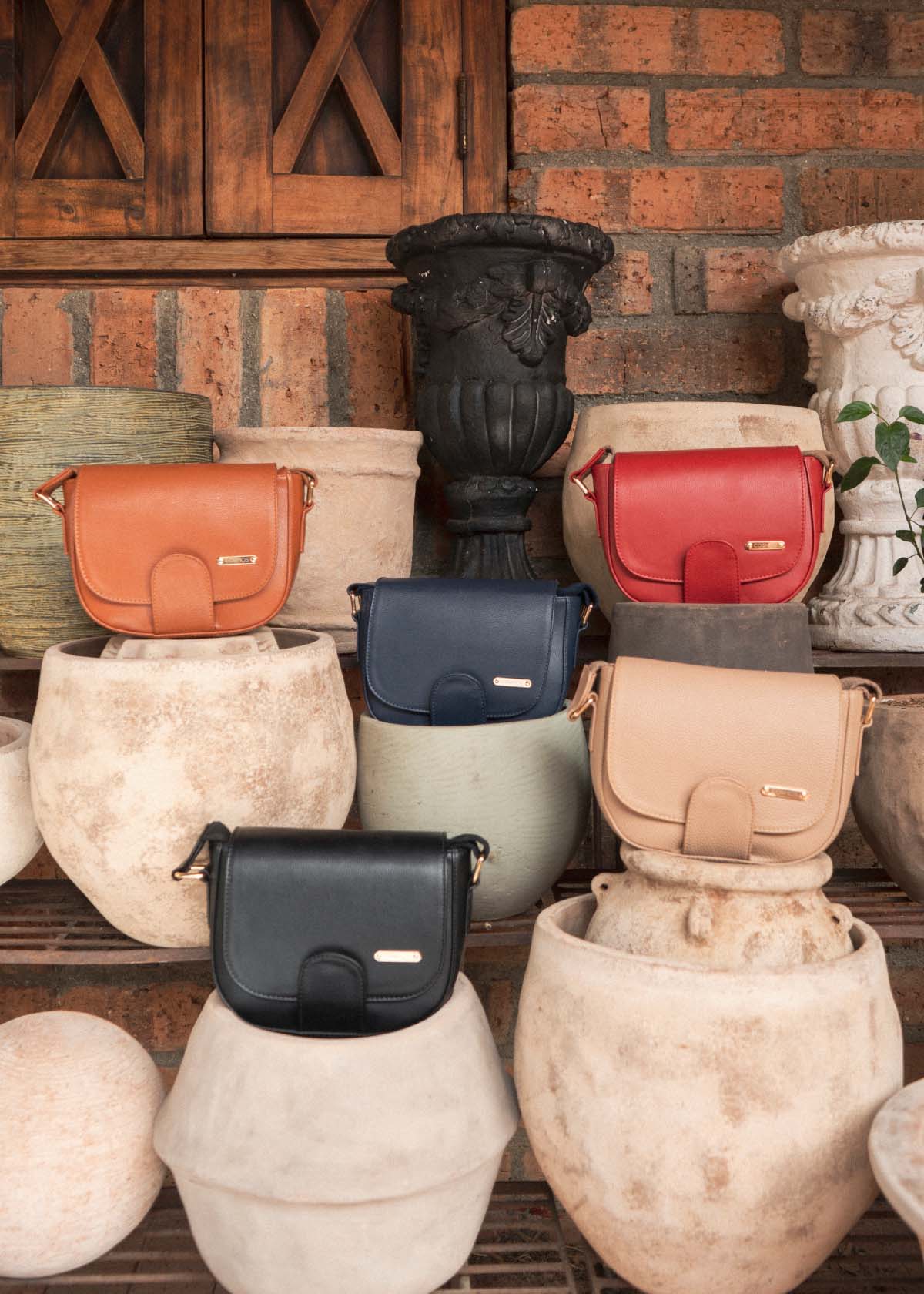 Bolso manos libres color negro con acabado texturizado 106962