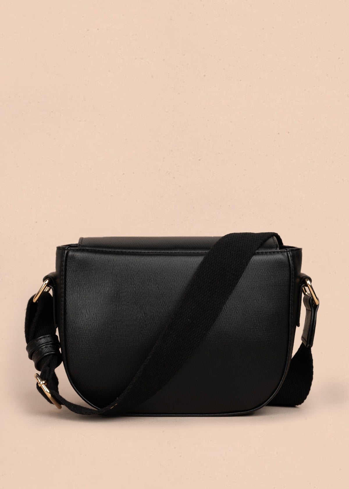 Bolso manos libres color negro con acabado texturizado 106962