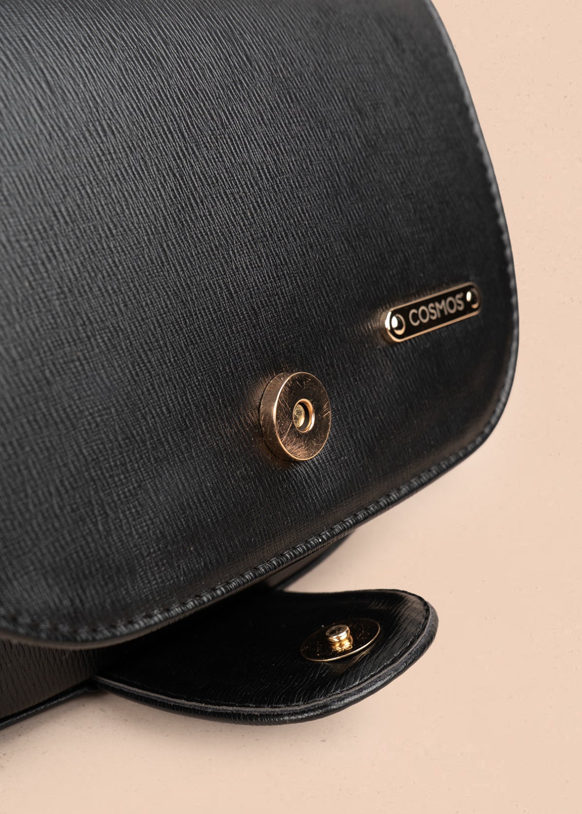 Bolso manos libres color negro con acabado texturizado 106962