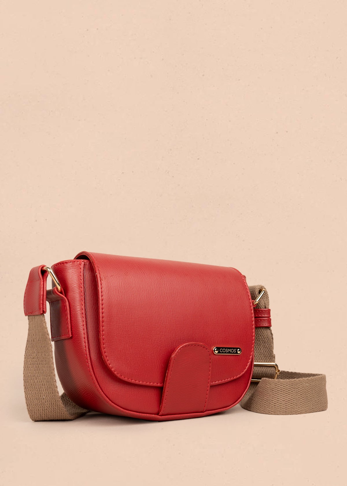 Bolso manos libres color rojo con acabado texturizado 106962