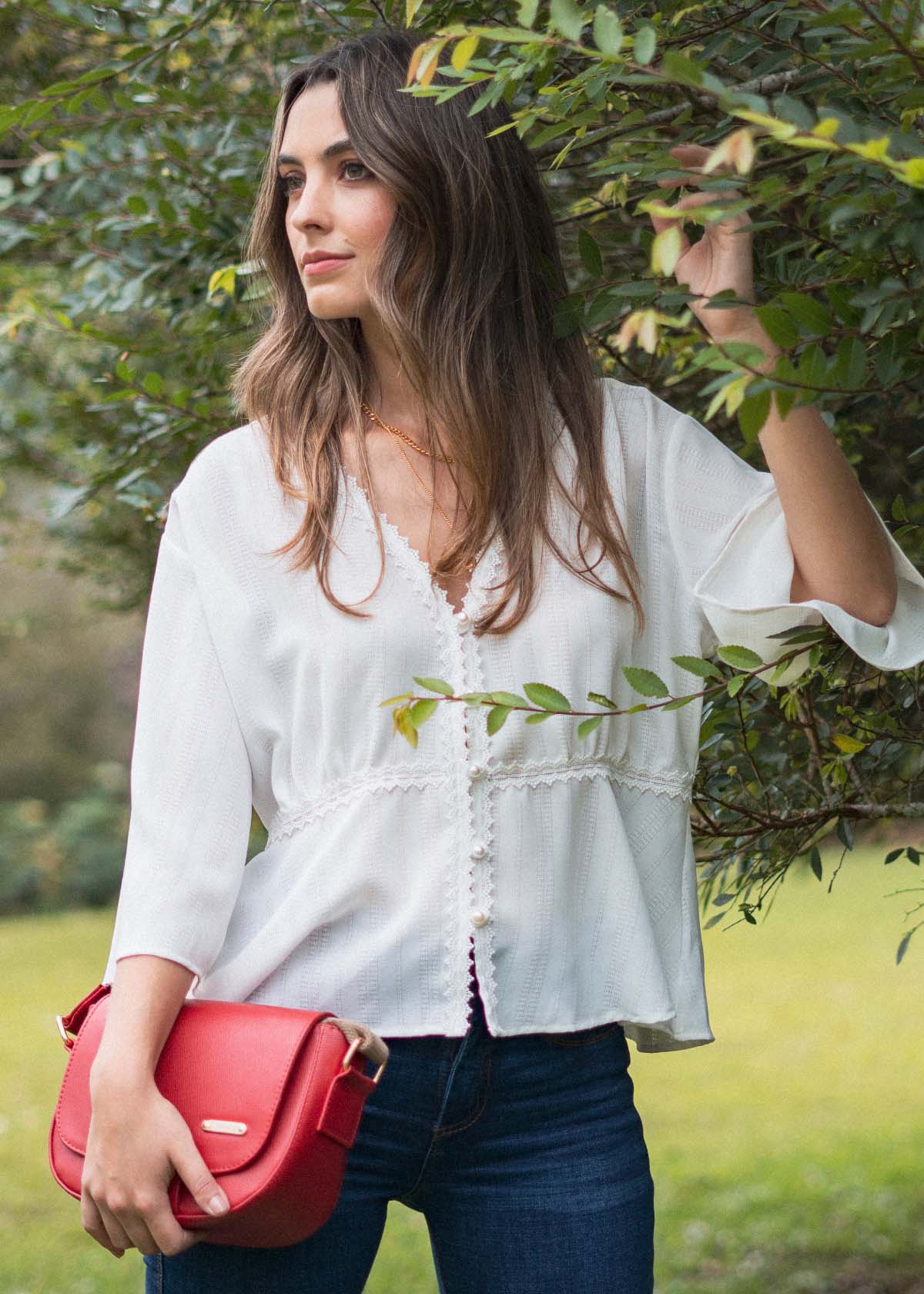 Bolso manos libres color rojo con acabado texturizado 106962