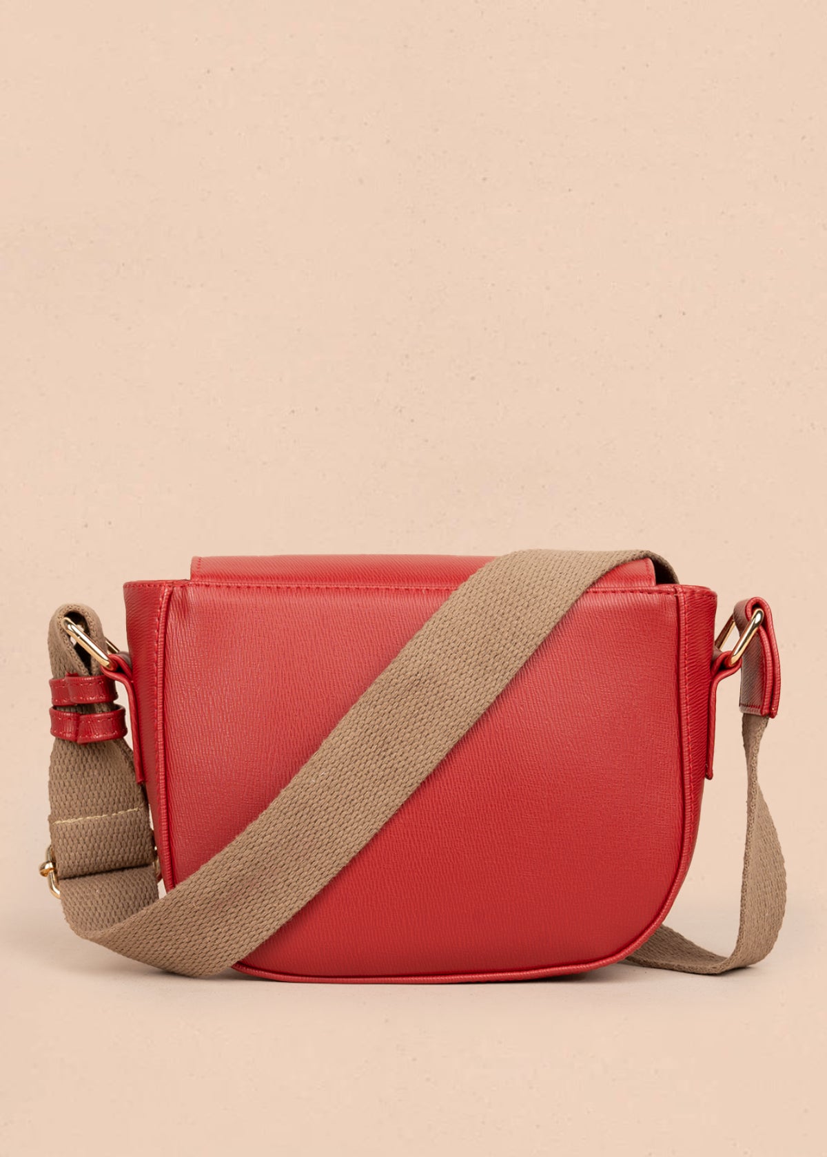 Bolso manos libres color rojo con acabado texturizado 106962