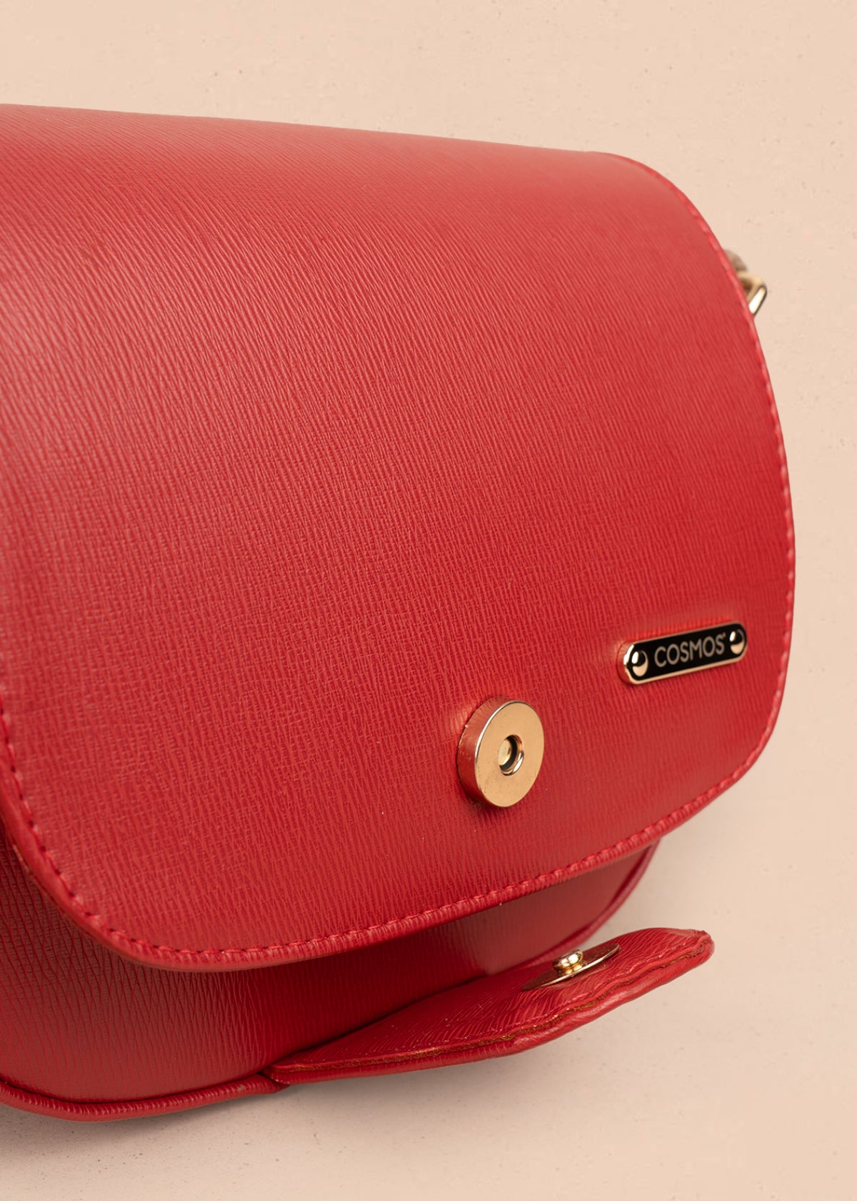 Bolso manos libres color rojo con acabado texturizado 106962