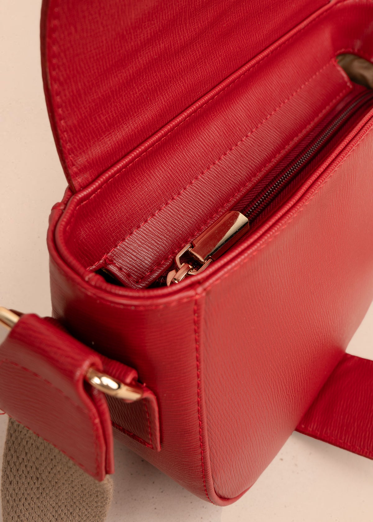 Bolso manos libres color rojo con acabado texturizado 106962