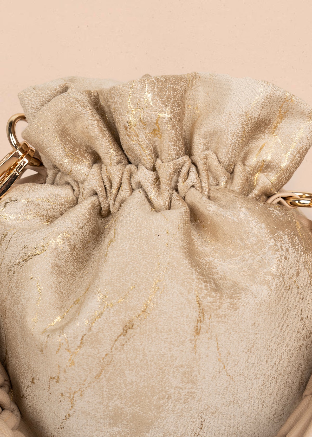 Bolso manos libres color beige con asa trenzada 106963