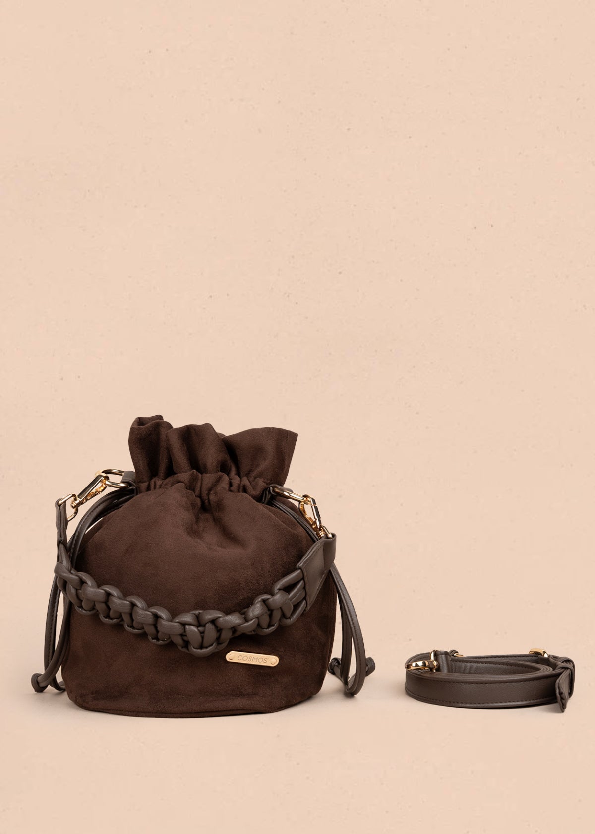 Bolso manos libres color chocolate con asa trenzada 106963