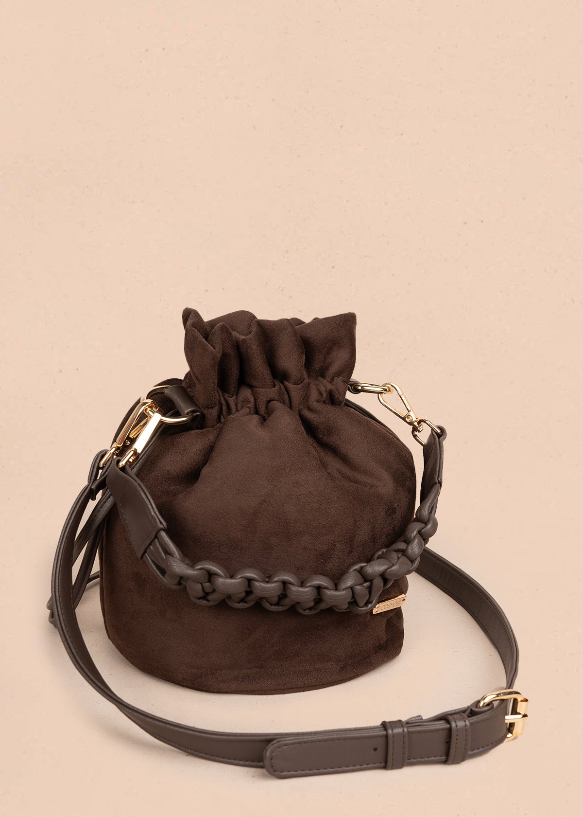 Bolso manos libres color chocolate con asa trenzada 106963