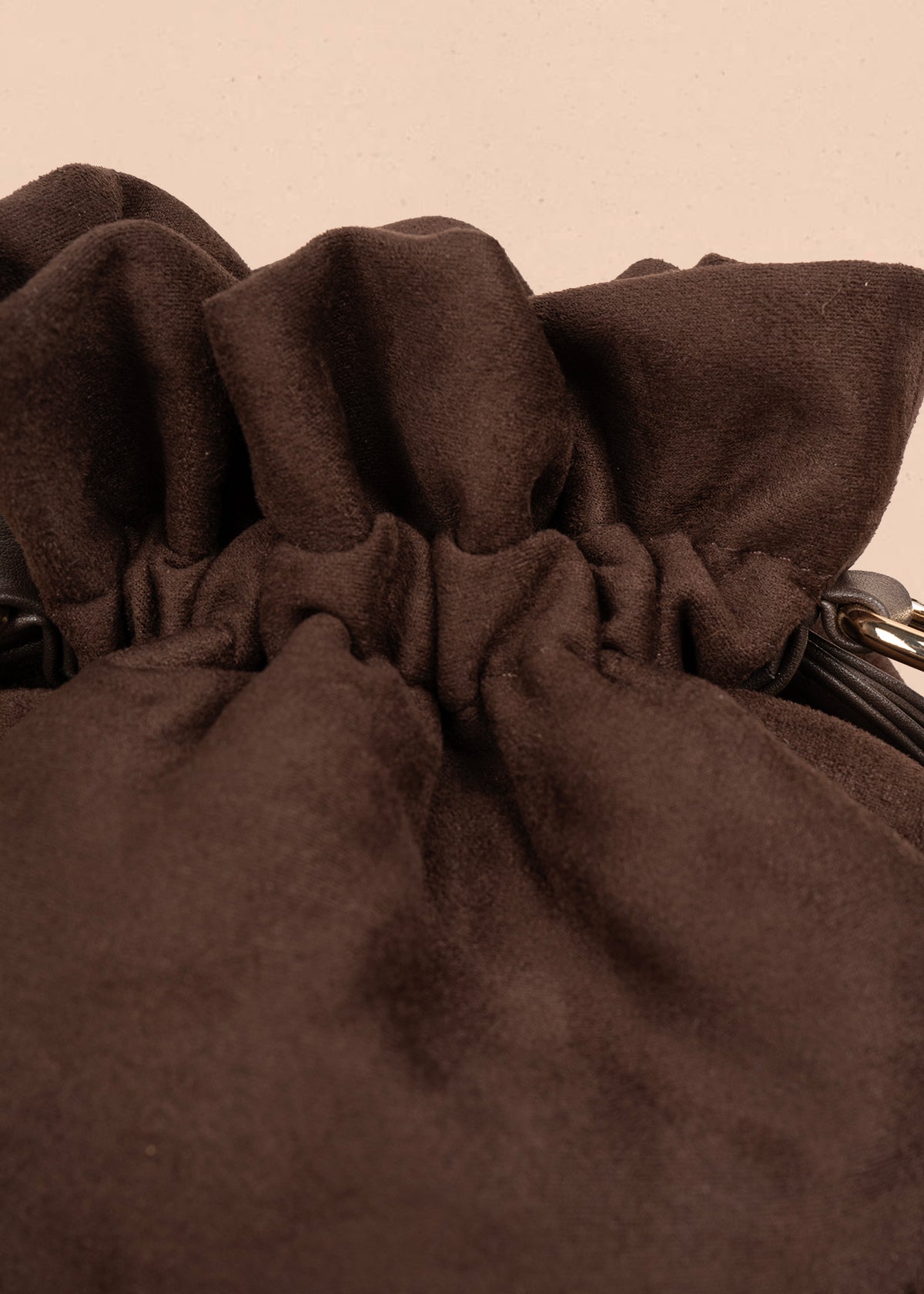 Bolso manos libres color chocolate con asa trenzada 106963