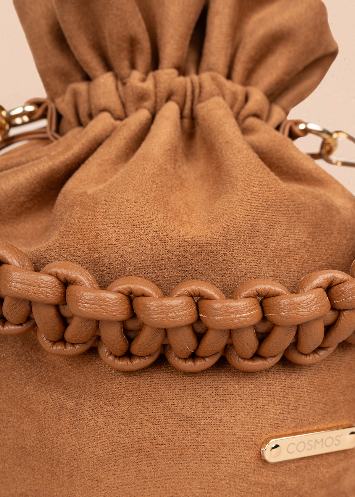 Bolso manos libres color miel con asa trenzada 106963