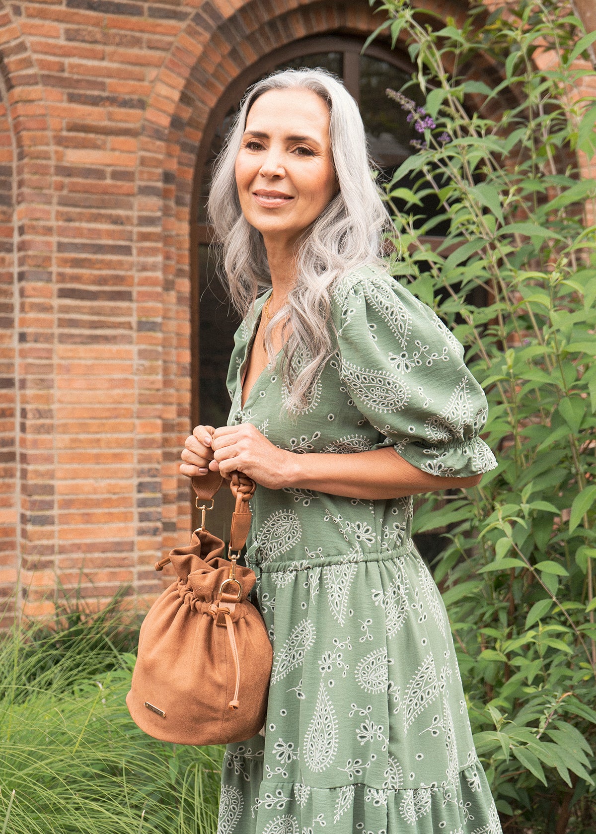 Bolso manos libres color miel con asa trenzada 106963