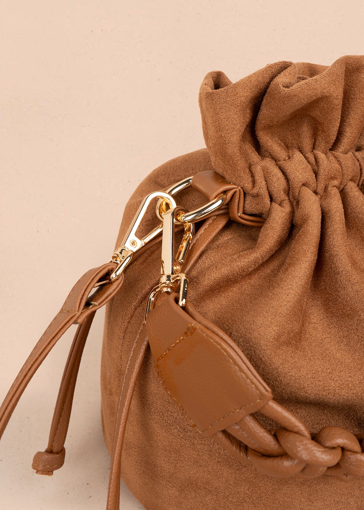 Bolso manos libres color miel con asa trenzada 106963