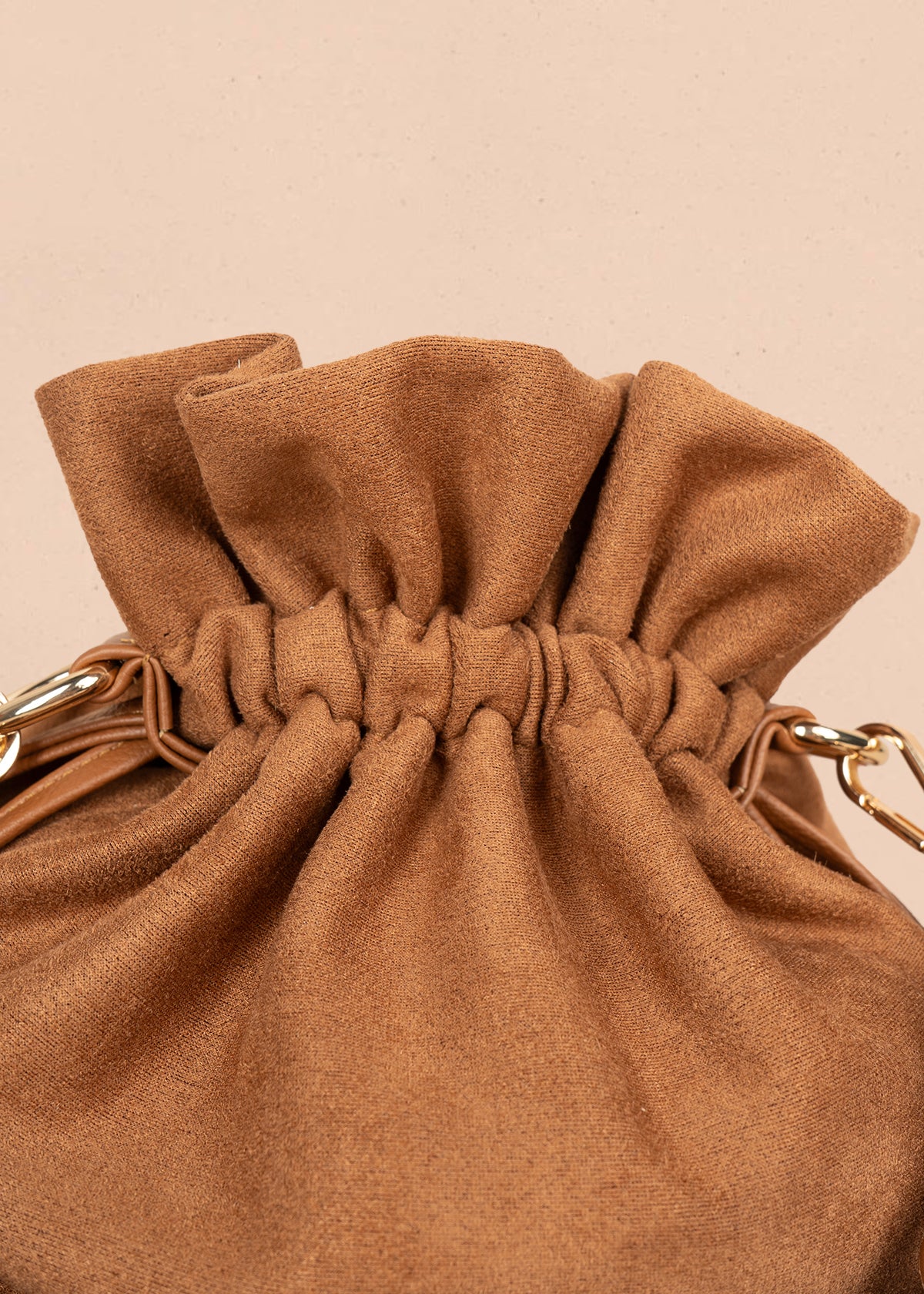 Bolso manos libres color miel con asa trenzada 106963