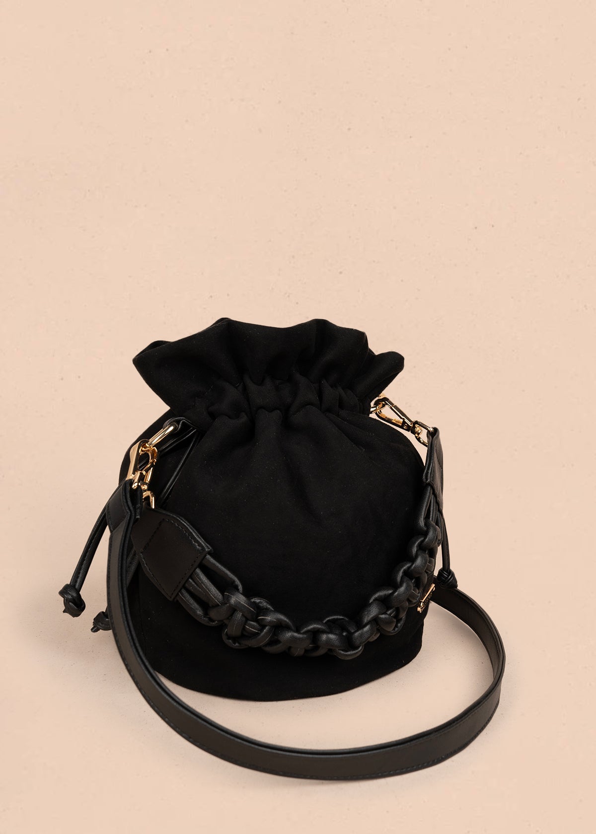 Bolso manos libres color negro con asa trenzada 106963