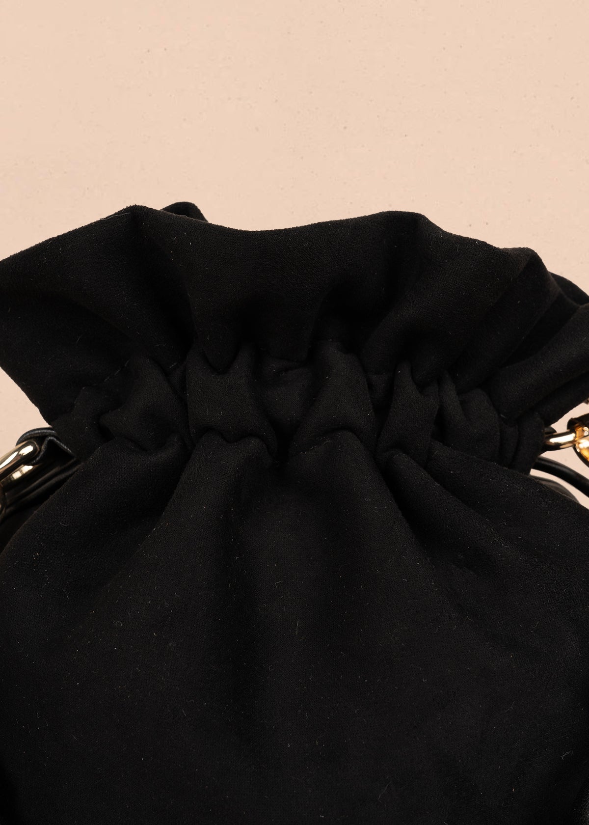 Bolso manos libres color negro con asa trenzada 106963