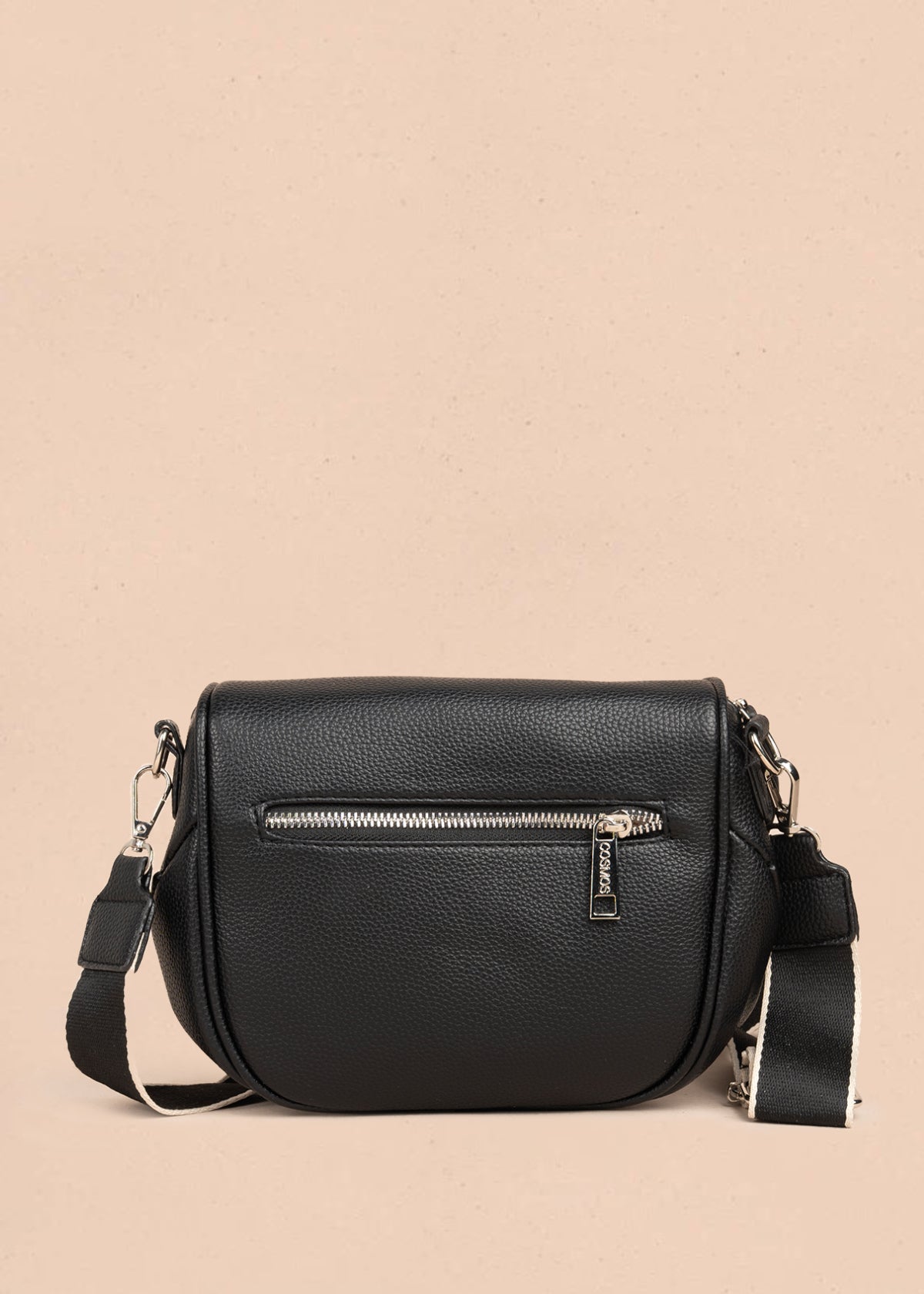 Riñonera color negro con bolsillo frontal marca cosmos 106966