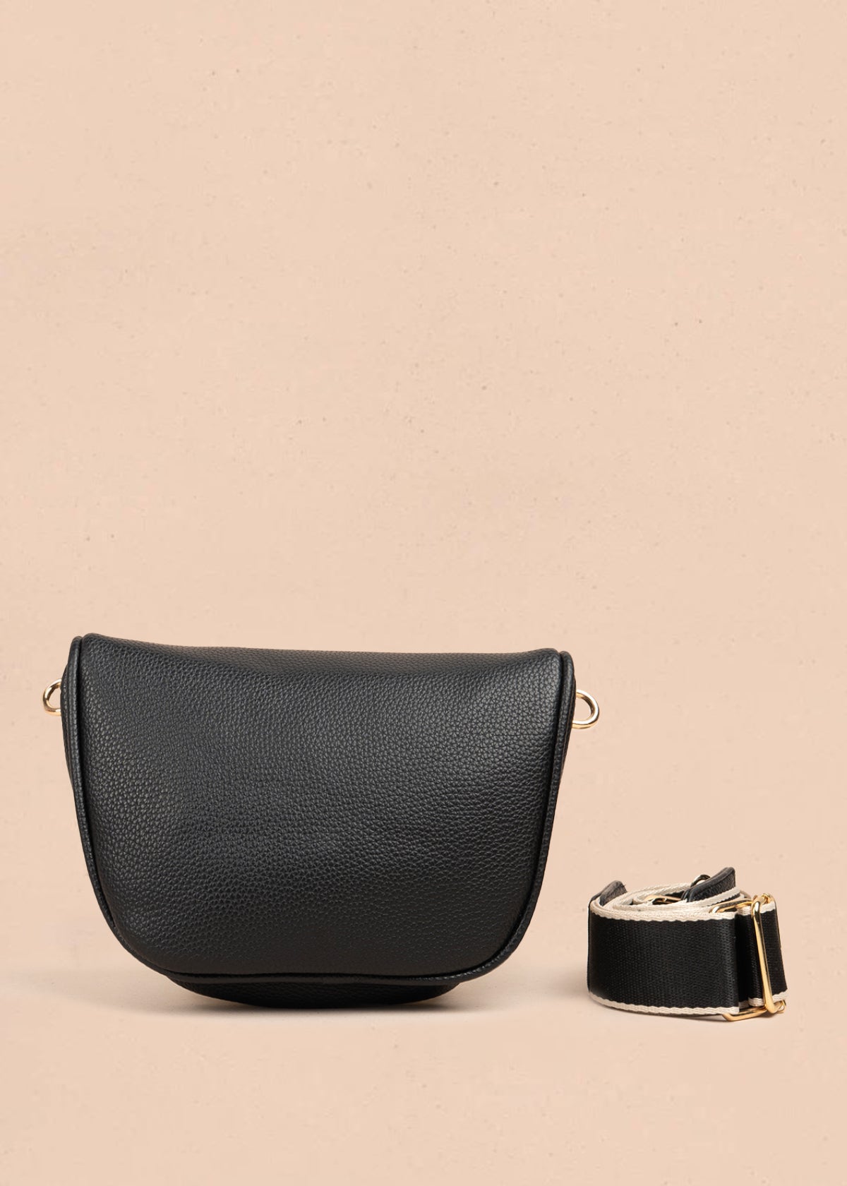Riñonera color negro con detalles dorados 106967