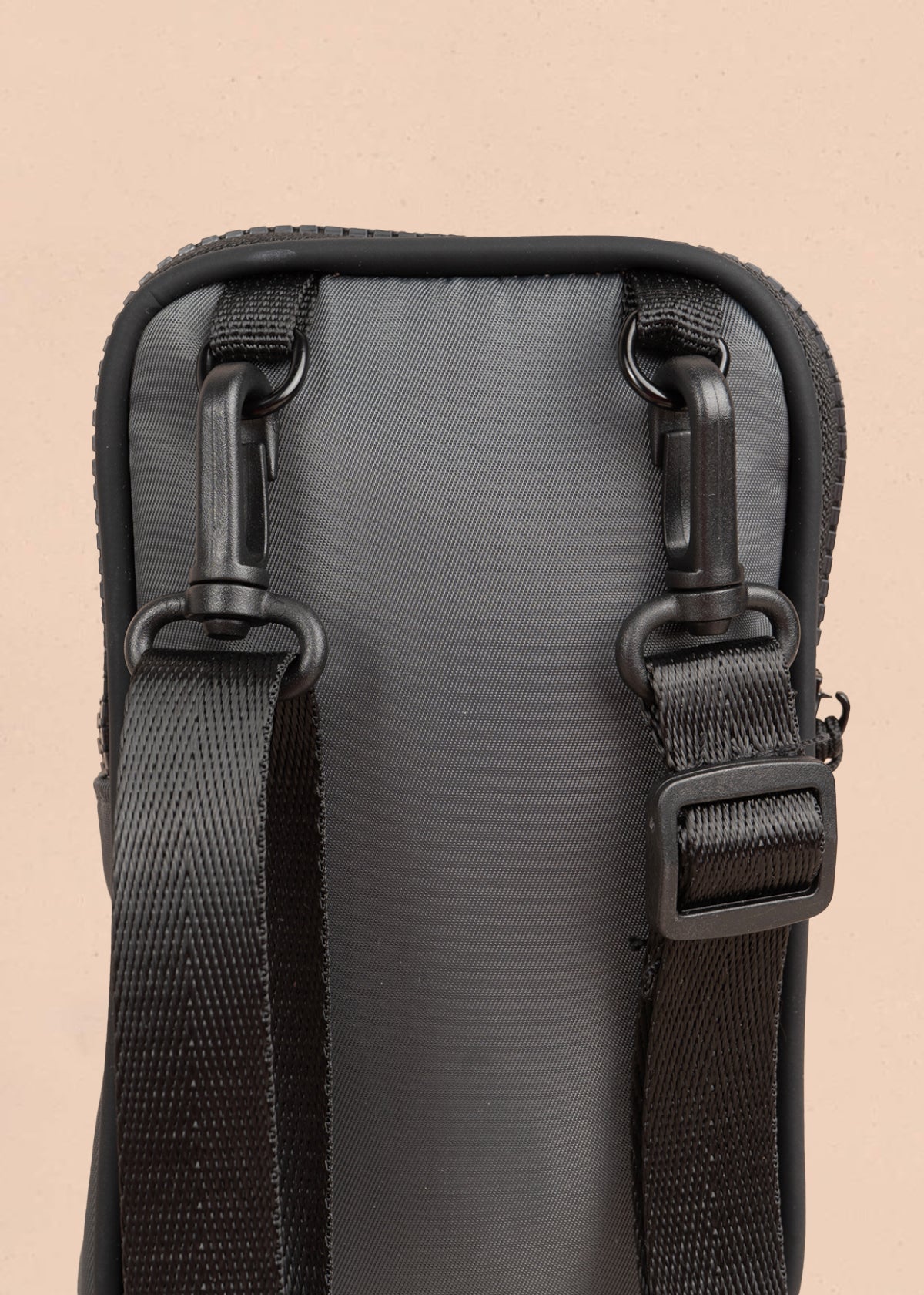 Porta celular color gris marca cosmos 106969