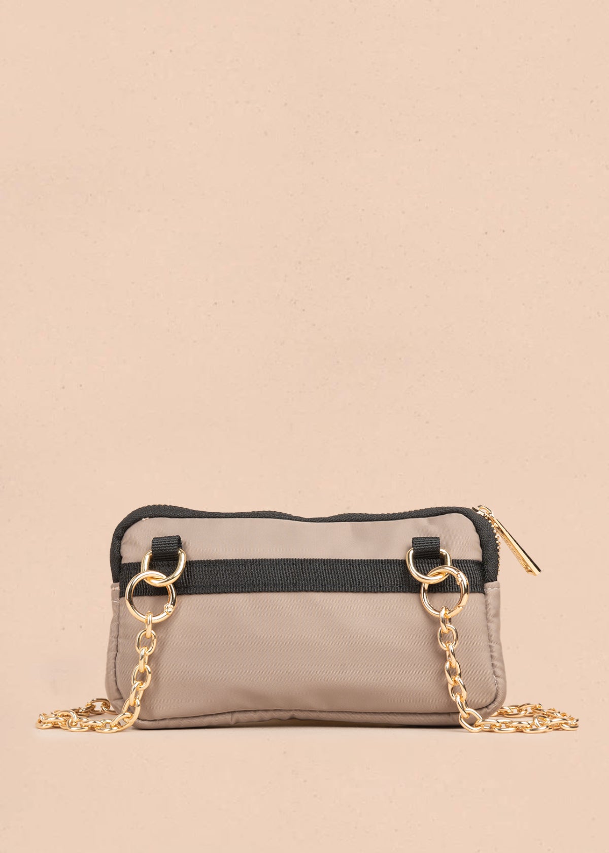 Porta celular color beige con cadena 106970