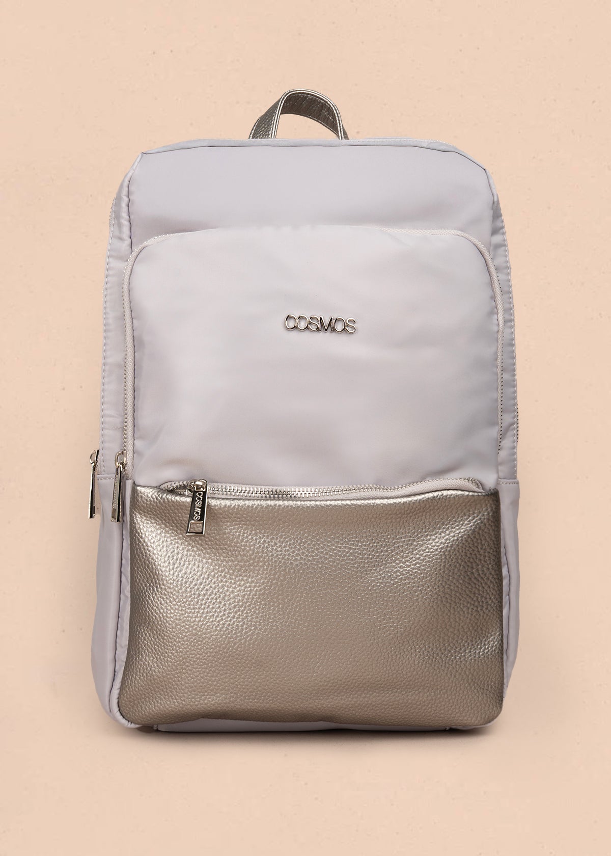 Morral color gris con bolsillo frontal y acabados plateados 106972