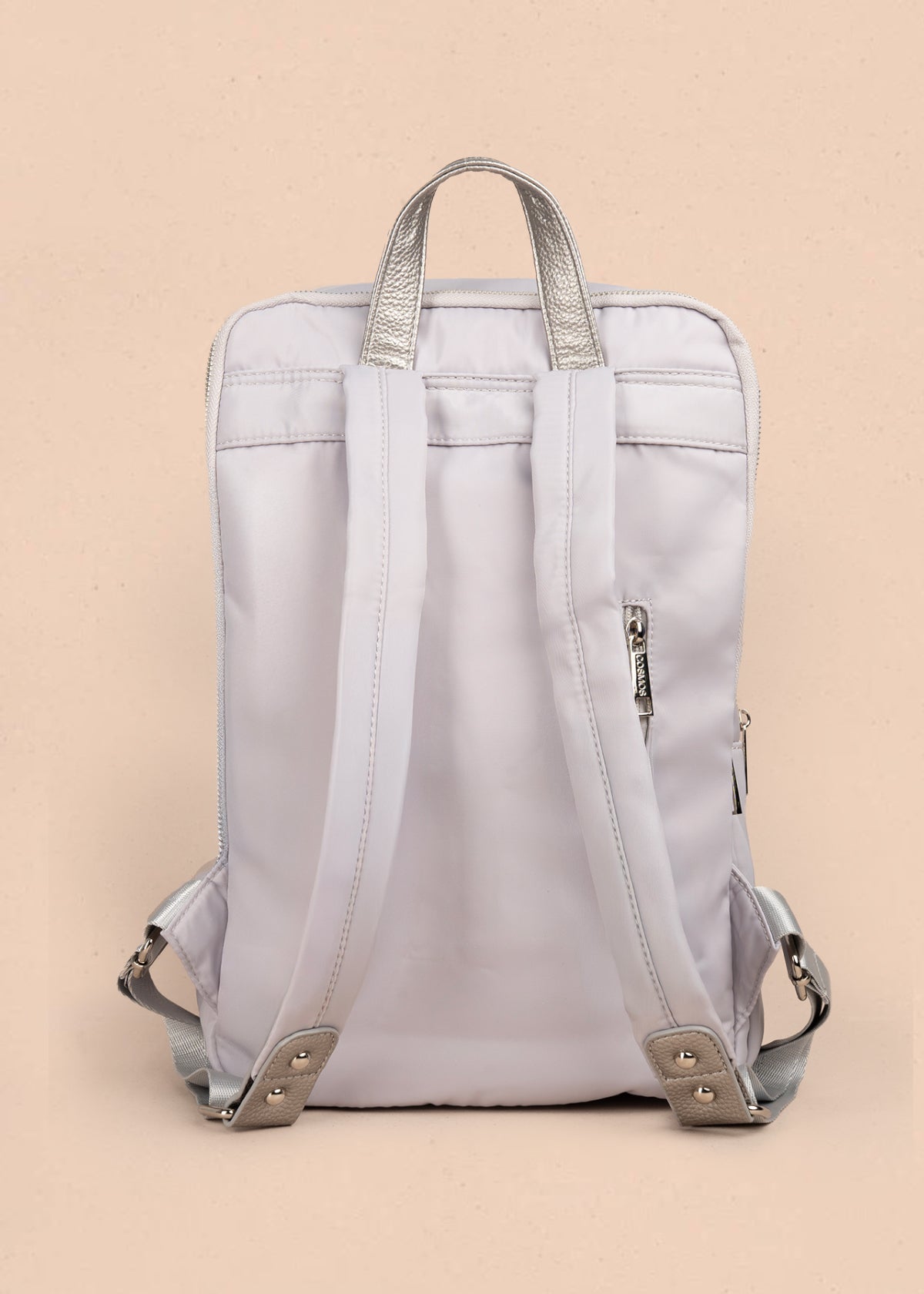 Morral color gris con bolsillo frontal y acabados plateados 106972