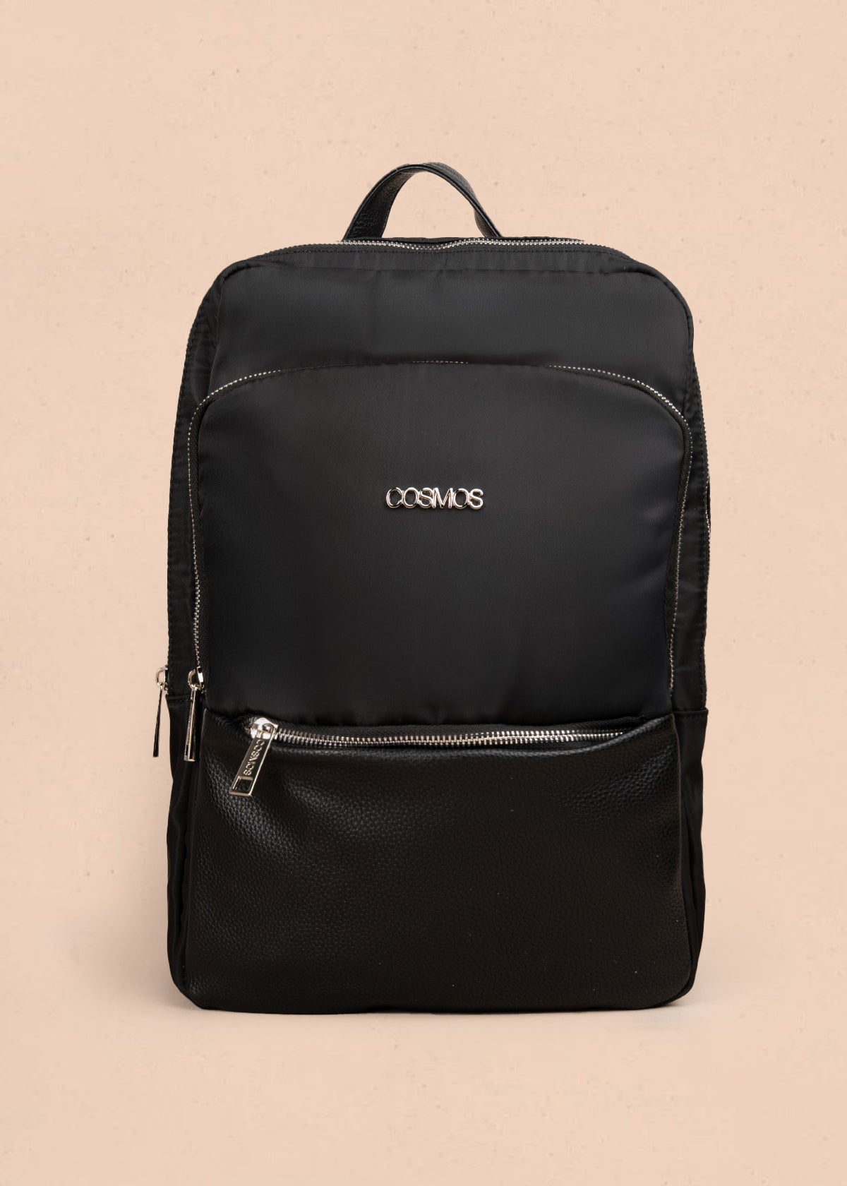 Morral color negro con bolsillo frontal y acabados plateados 106972