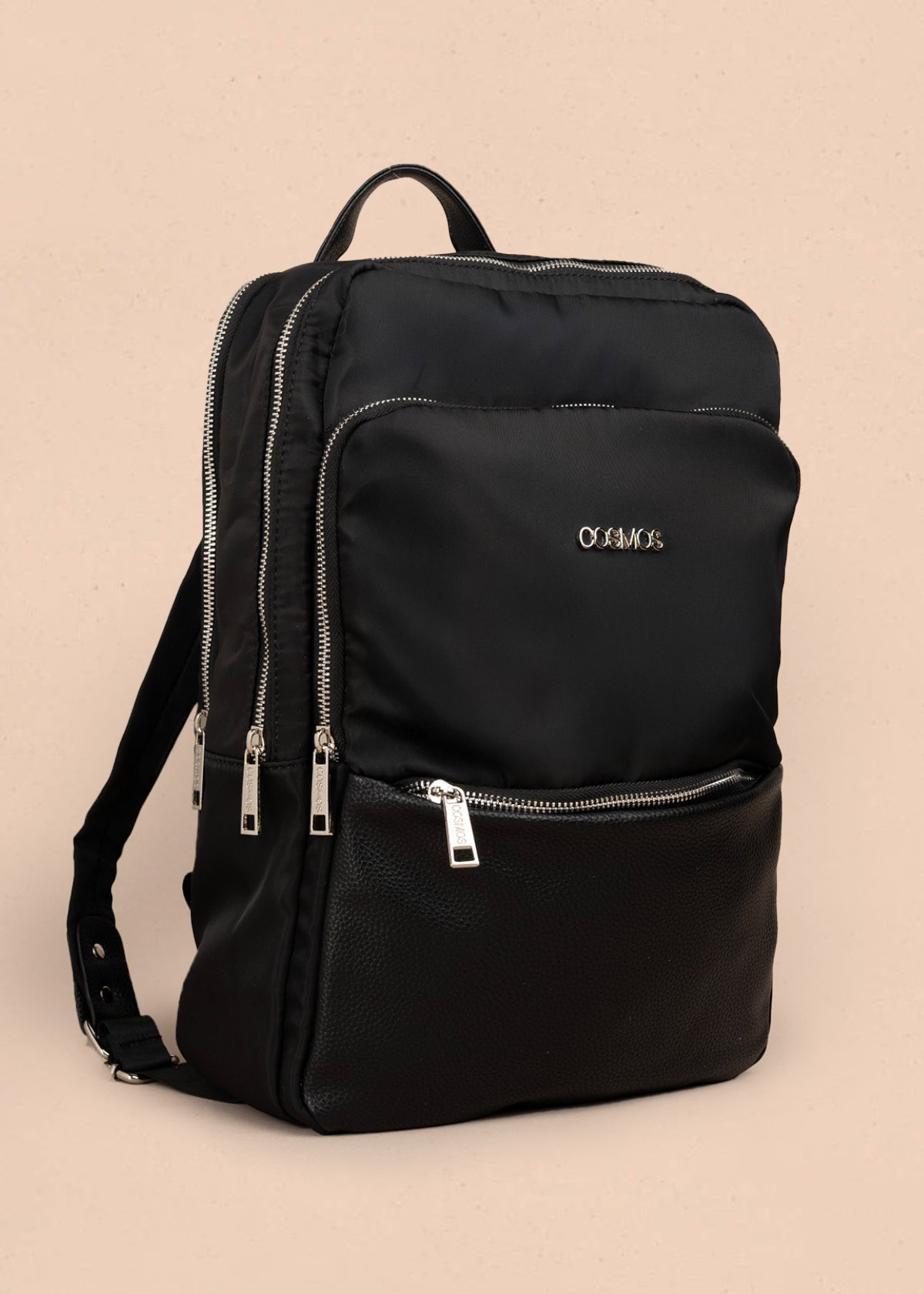 Morral color negro con bolsillo frontal y acabados plateados 106972