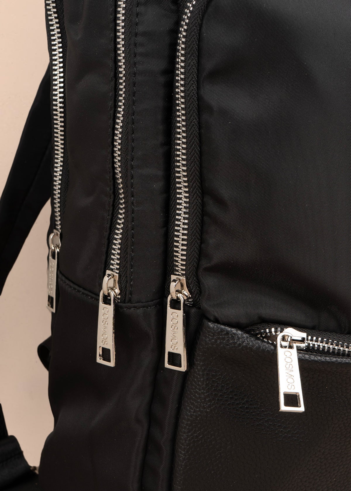 Morral color negro con bolsillo frontal y acabados plateados 106972