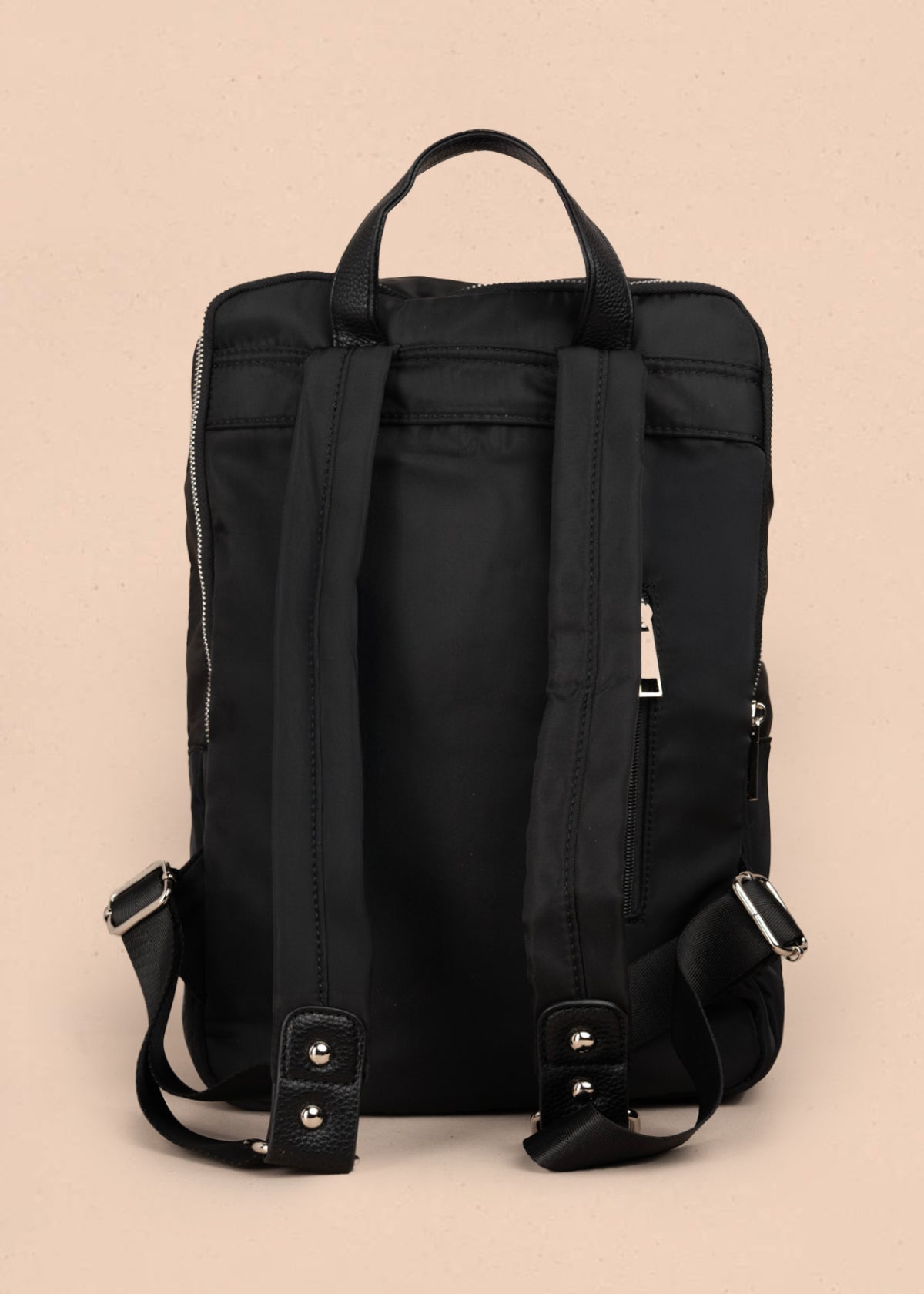 Morral color negro con bolsillo frontal y acabados plateados 106972