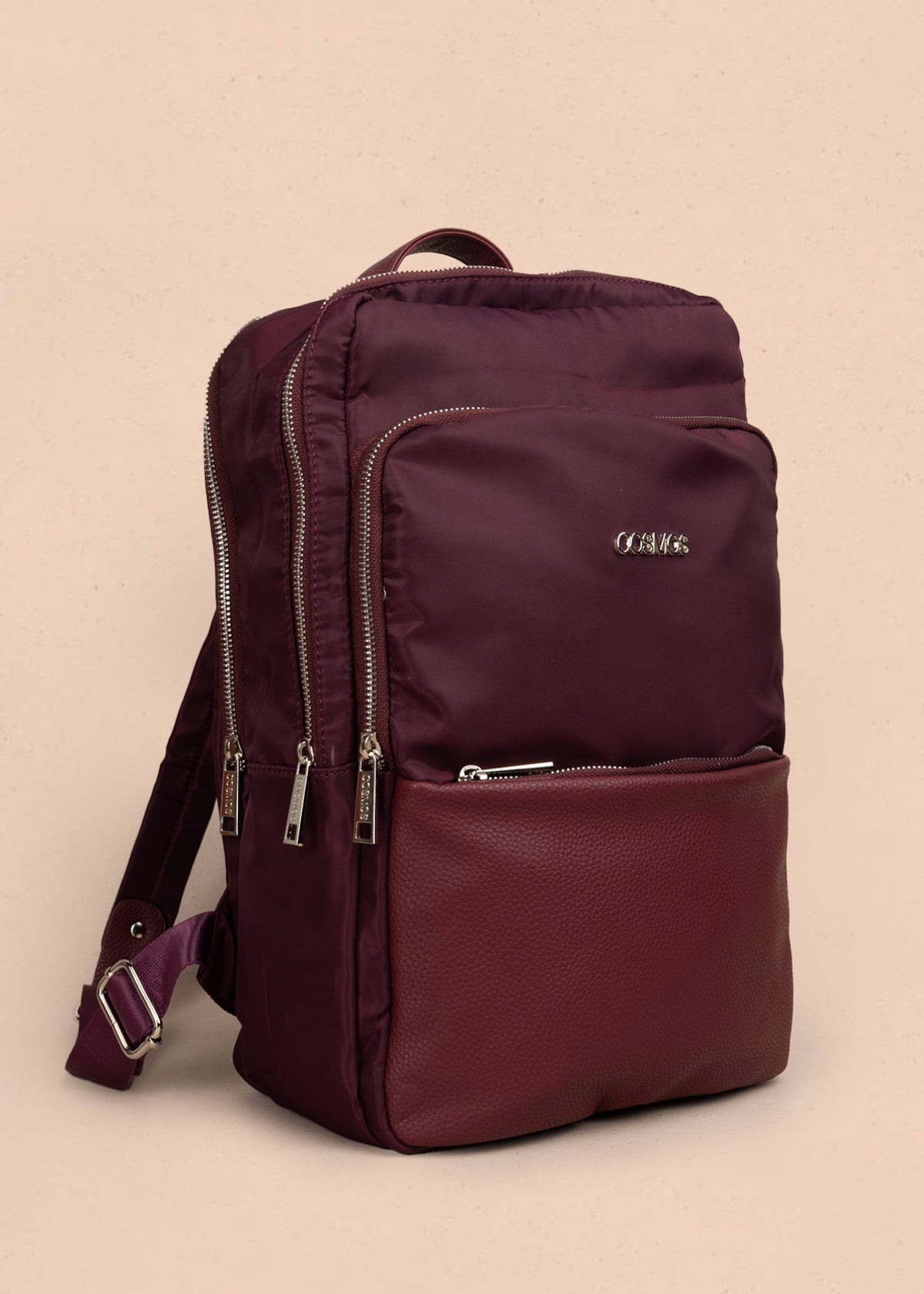 Morral color vinotinto con bolsillo frontal y acabados plateados 106972