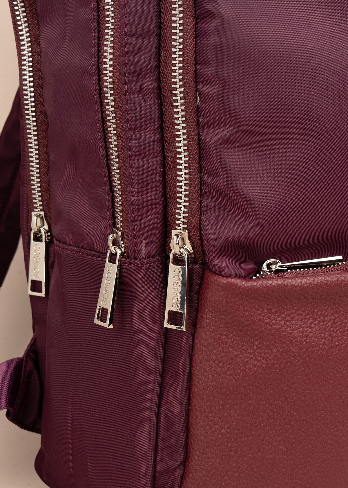 Morral color vinotinto con bolsillo frontal y acabados plateados 106972