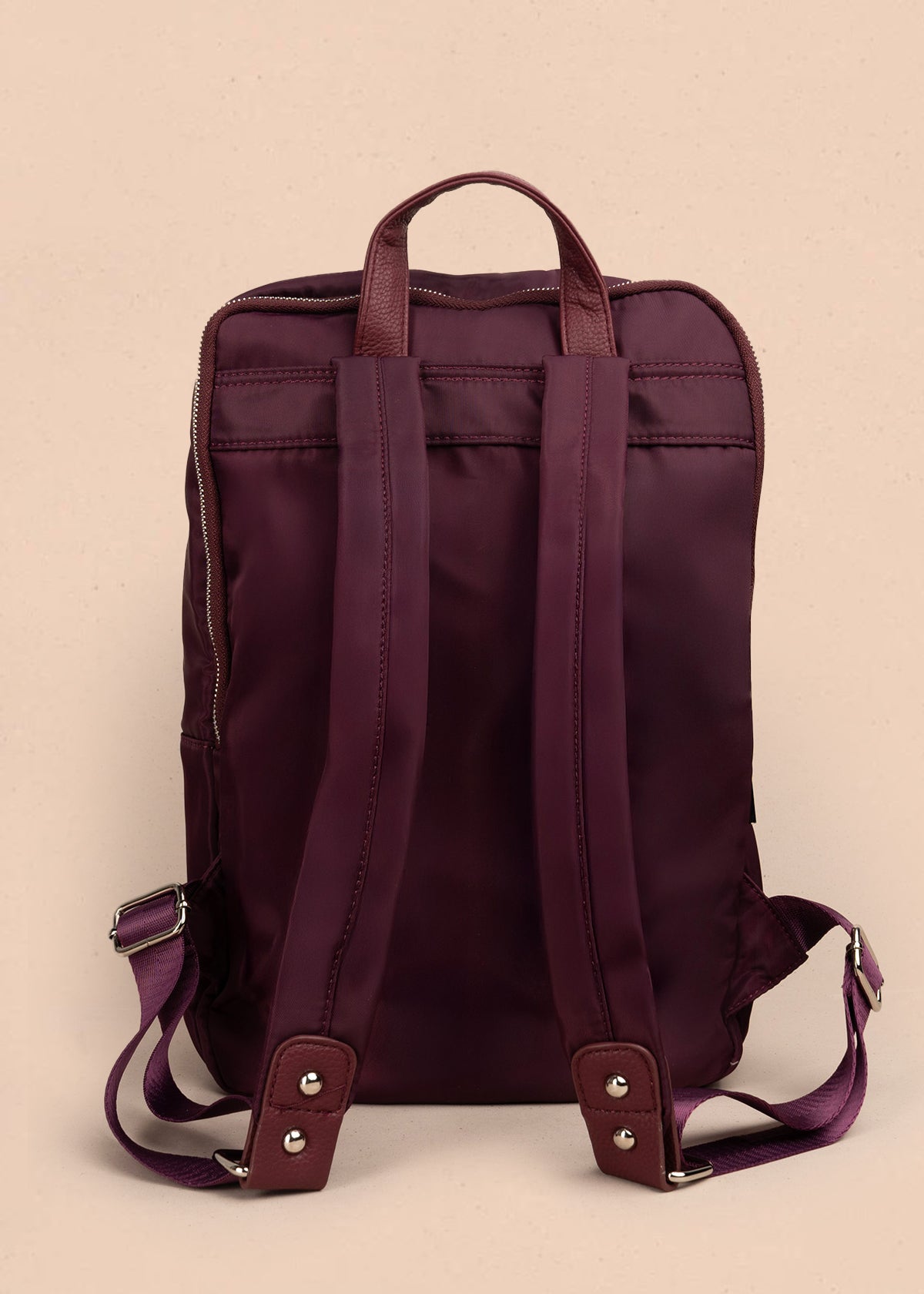Morral color vinotinto con bolsillo frontal y acabados plateados 106972
