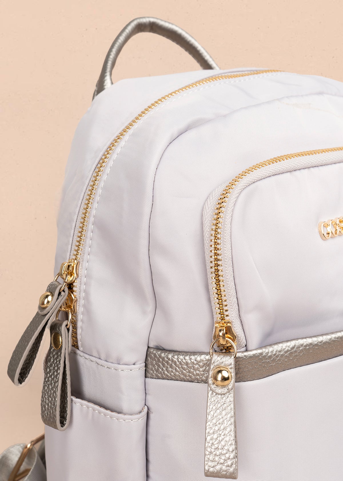 Morral color gris con bolsillo frontal y bordados 106973