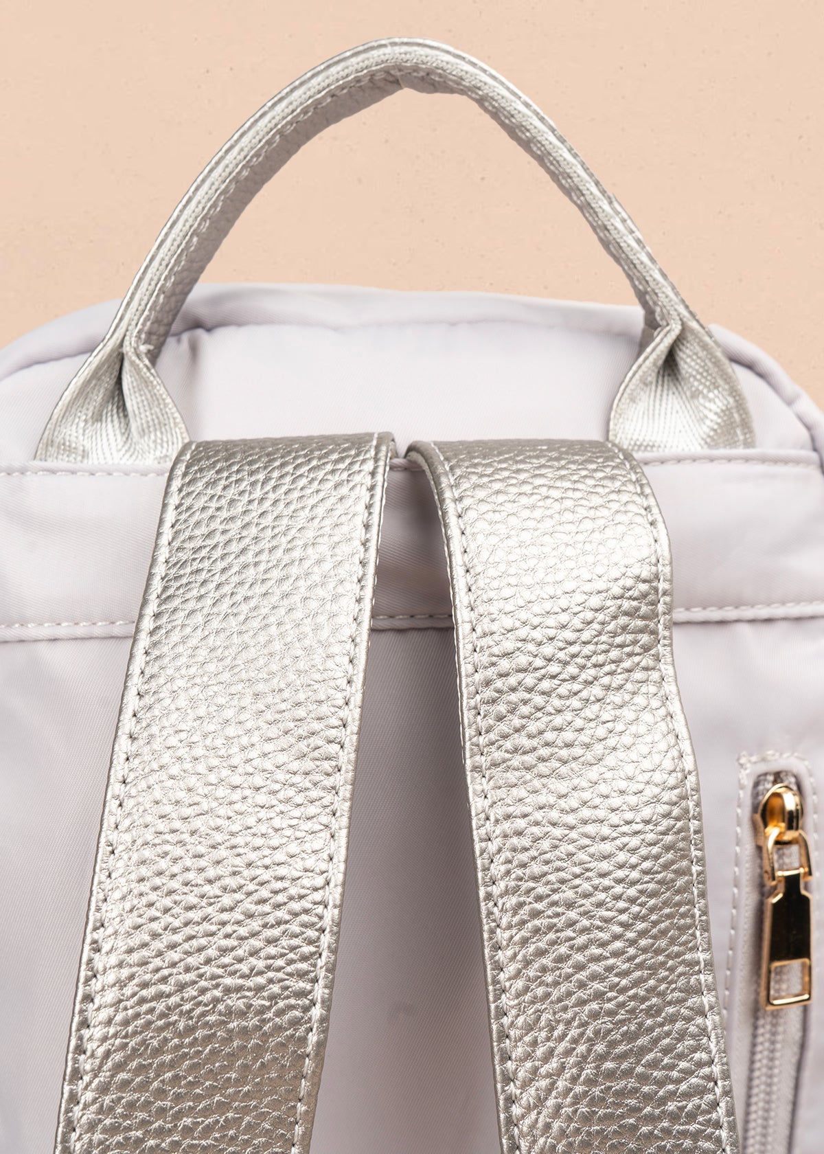 Morral color gris con bolsillo frontal y bordados 106973