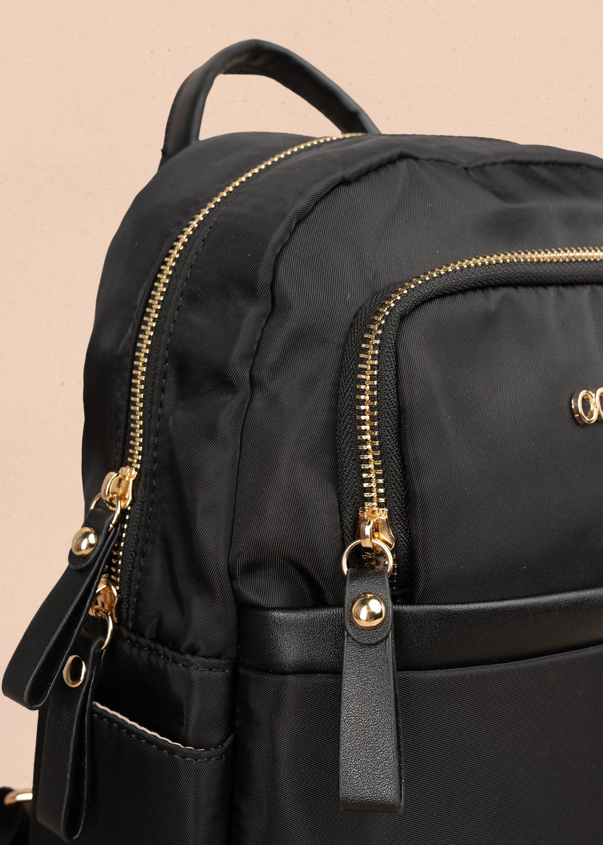 Morral color negro con bolsillo frontal y bordados 106973