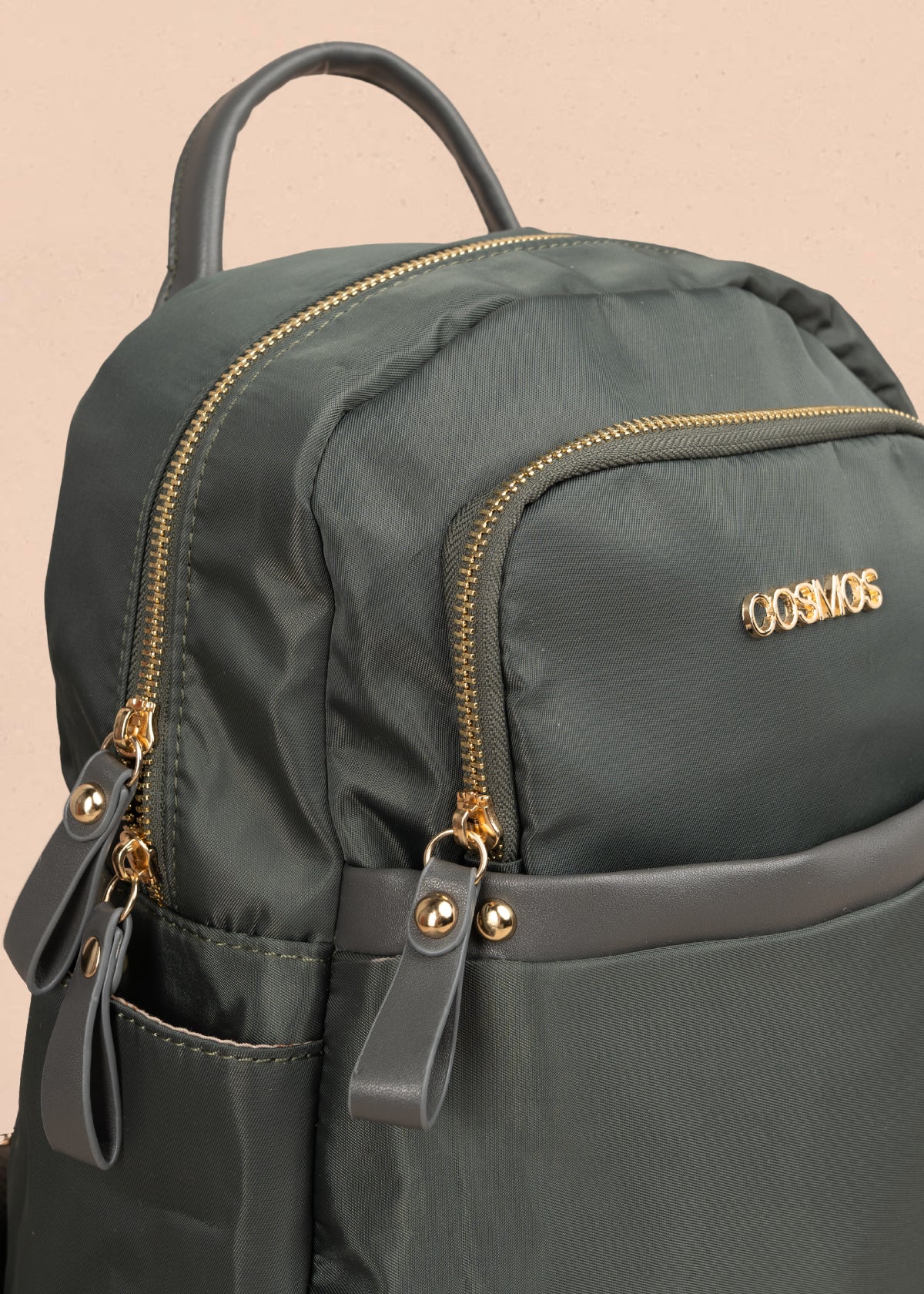 Morral color verde con bolsillo frontal y bordados 106973