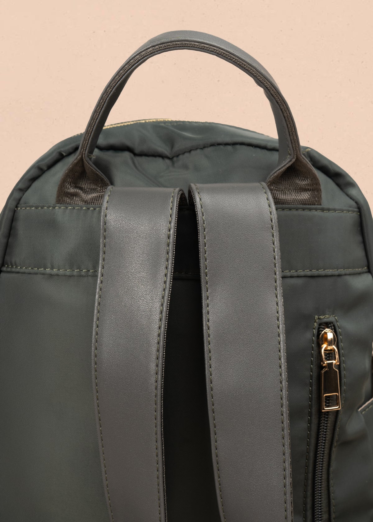 Morral color verde con bolsillo frontal y bordados 106973