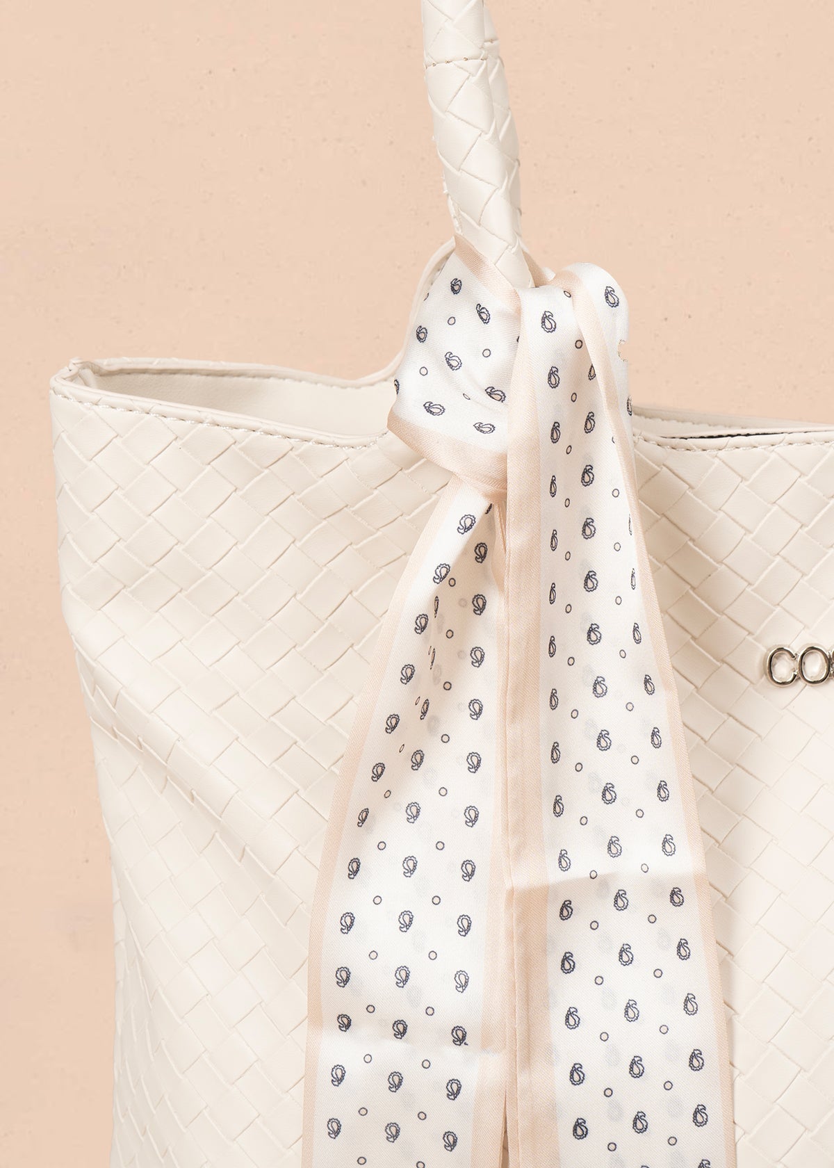 Bolso tipo shopping color beige con textura en cuadros 106975