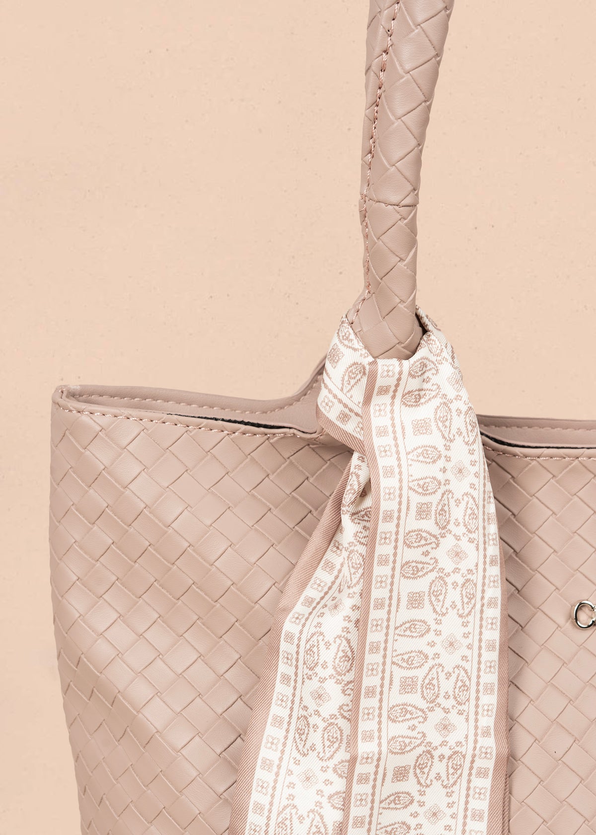 Bolso tipo shopping color nude con textura en cuadros 106975