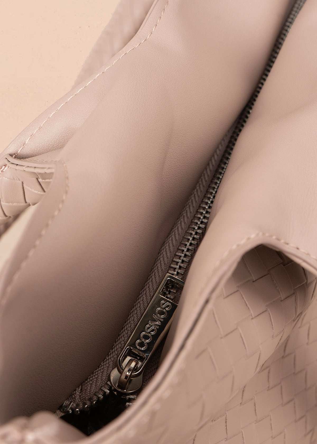 Bolso tipo shopping color nude con textura en cuadros 106975