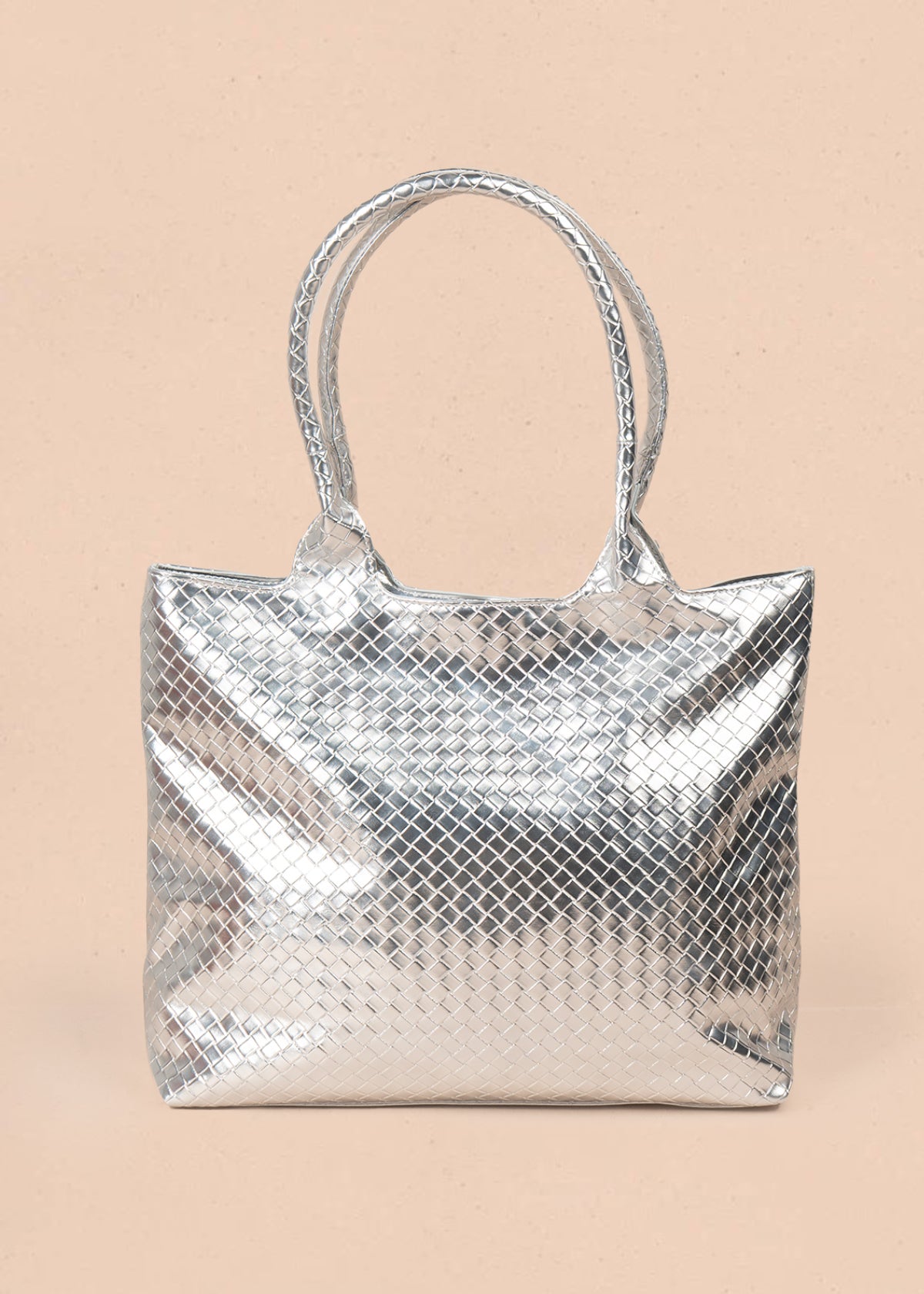 Bolso tipo shopping color plata con textura en cuadros 106975
