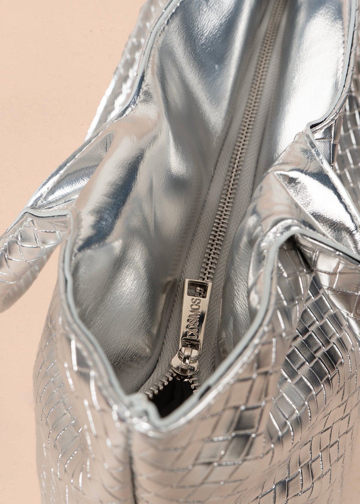 Bolso tipo shopping color plata con textura en cuadros 106975