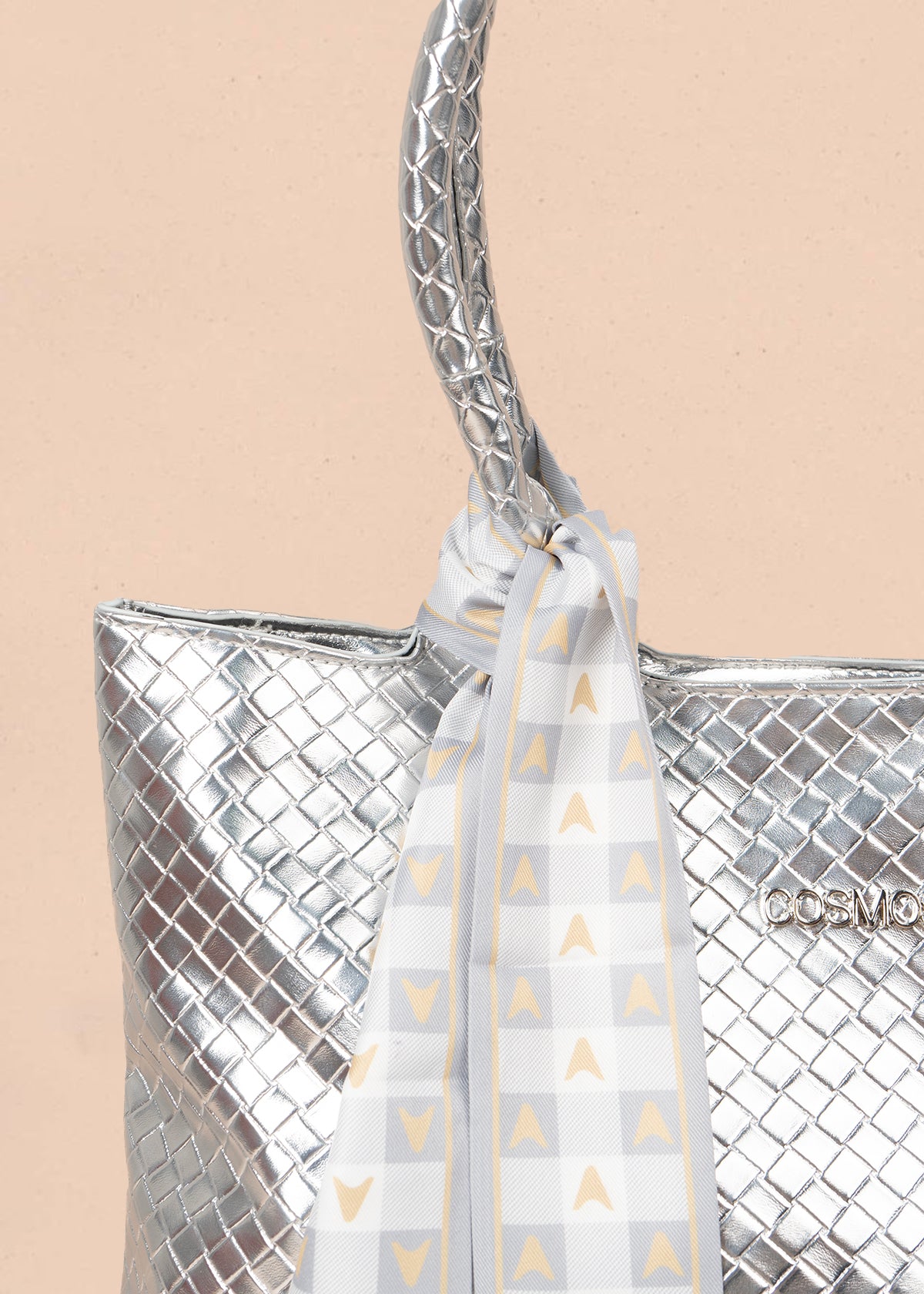 Bolso tipo shopping color plata con textura en cuadros 106975