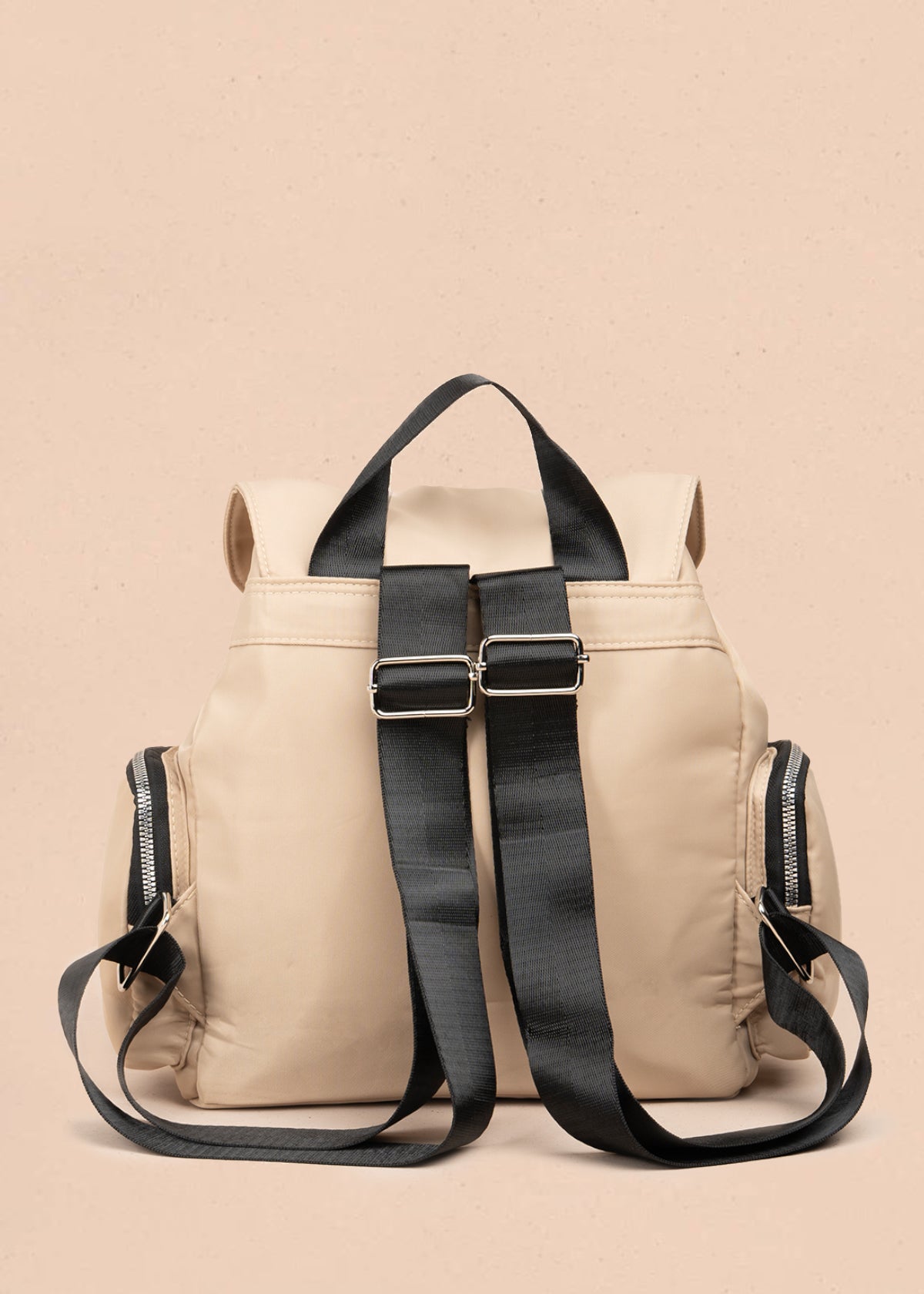 Morral color beige con bolsillo frontal y laterales 106977