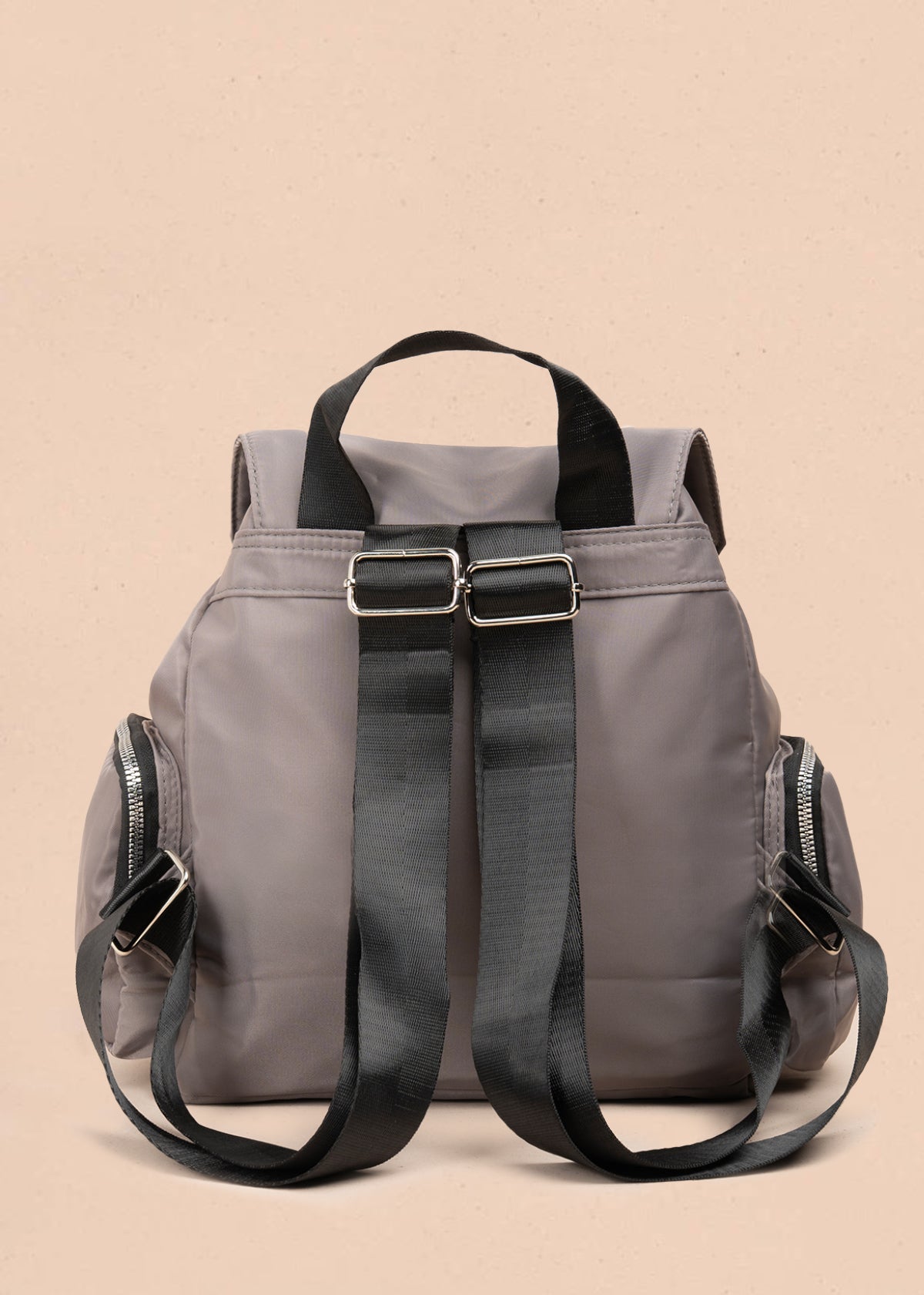 Morral color gris con bolsillo frontal y laterales 106977