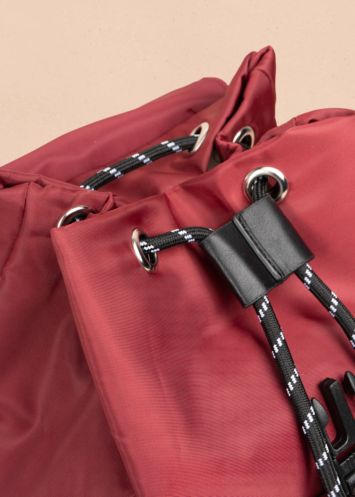 Morral color vinotinto con bolsillo frontal y laterales 106977